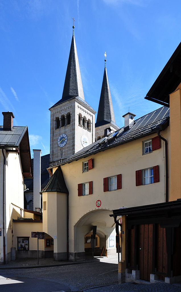 Berchtesgaden - Tor zum Schloplatz und Trme der Stiftskirche - 26.04.2012