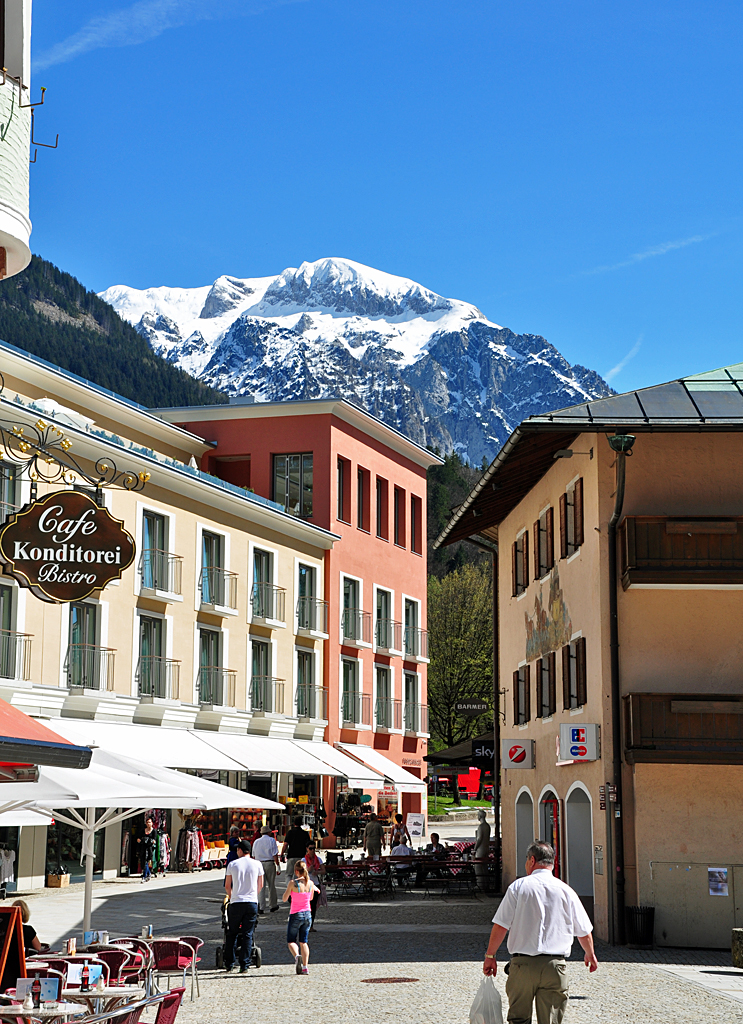 Berchtesgadener Innenstadt mit Bergblick - 26.04.2012