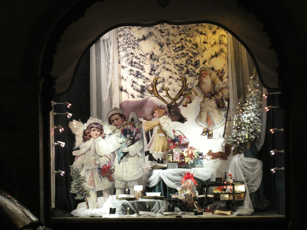 Bereits am Volkstrauertag, zwei Wochen vor dem 1. Advent, sind die Schaufenster des Stammhauses eines traditionsreichen Feinkost- und Delikatessengeschftes (auch als Kaffeemarke bekannt) in Mnchen auf der Dienerstrae weihnachtlich dekoriert (2); 14.11.2010

