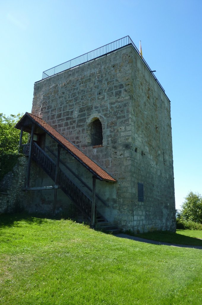 Bergfried der ehemaligen Burganlage auf dem 767m hohen Bussen, wird als Aussichtsturm genutzt und bietet eine groartige Rundumsicht, Aug.2012