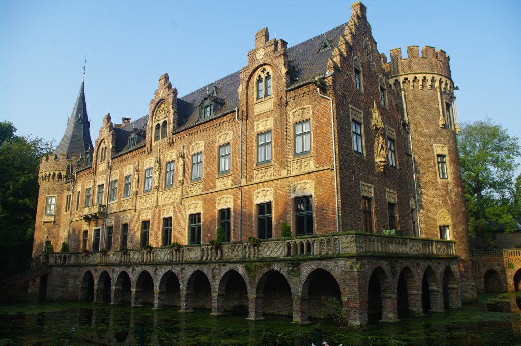Bergheim, Schloss Pfaffendorf, erbaut von 1531 bis 1546, heute 
Informationszentrum von RWE (04.08.2011)