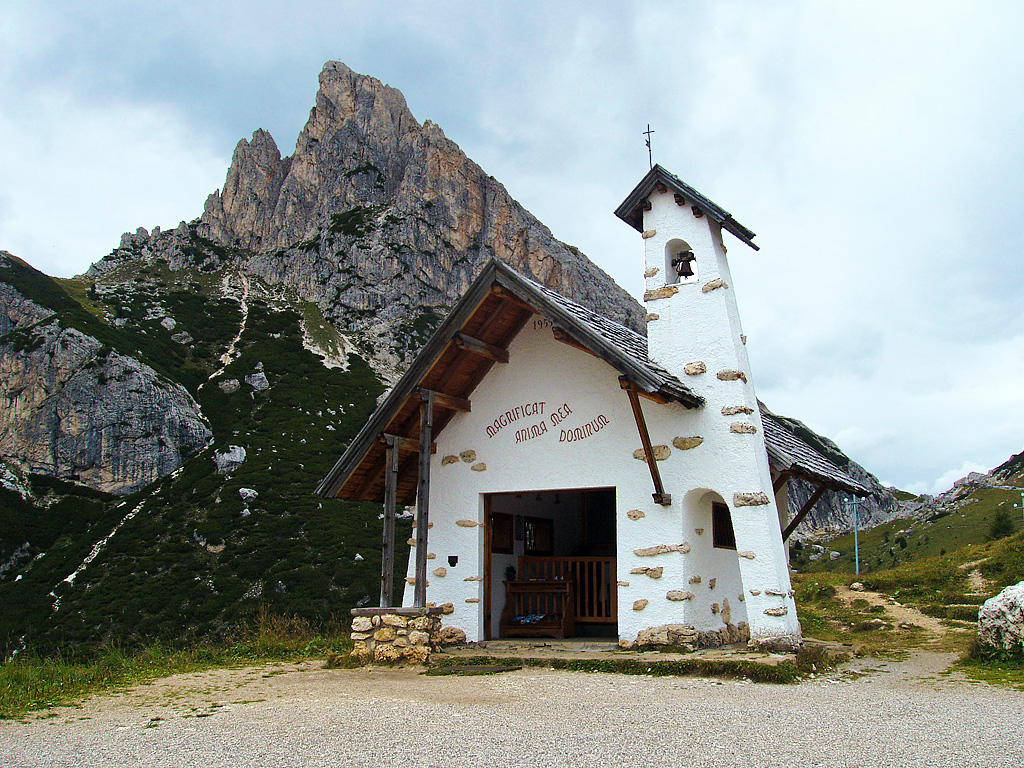 Bergkapelle auf dem Falzaregopass, 2105 m . M. Auf Velotour, 29. Aug. 2006, 15:16