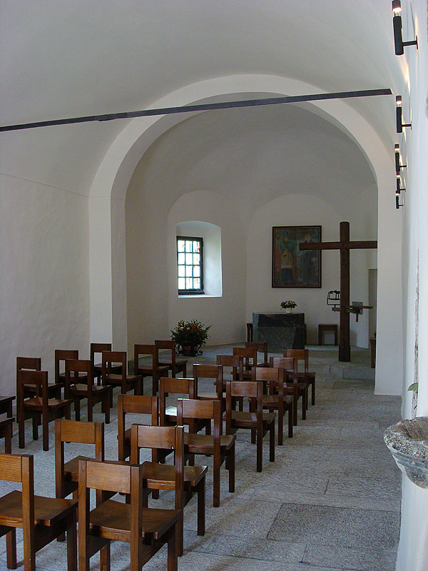 Bergkapelle auf dem Hospiz des Gotthardpasses, 2091 m . M. Innenaufnahme Richtung Chor. Laut Inschrift konnte die Renovation exakt heute und dank lombardischer Untersttzung abgeschlossen werden: Nationalfeiertag, 01. Aug. 2010, 14:38, auf Velotour.