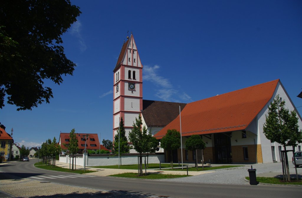 Berkheim, Pfarrkirche St. Konrad mit Turm von 1513 und Pfarrstadel 
St. Willebold, Landkreis Biberach (09.07.2011)