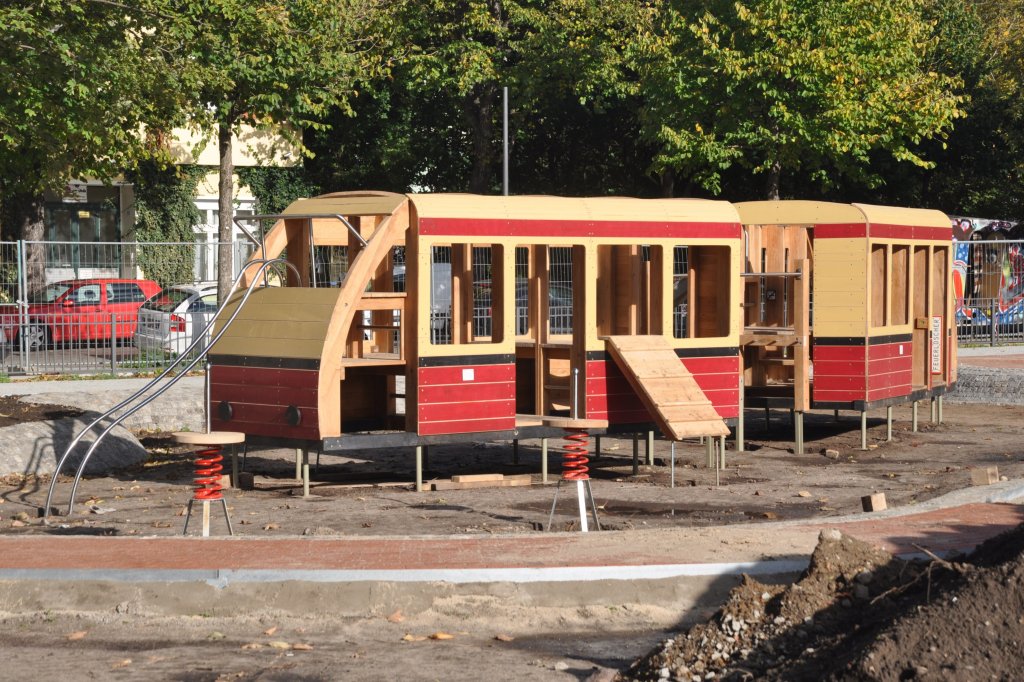 BERLIN, 07.10.2012, das ist ja einmal etwas ganz Tolles auf einem Spielplatz