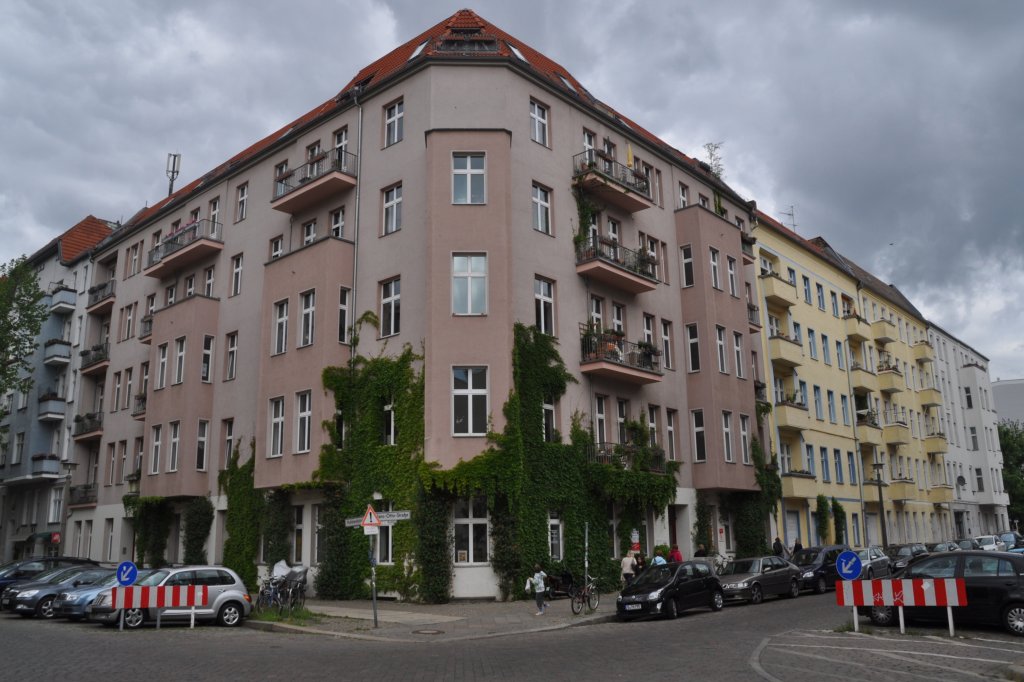 BERLIN, 15.05.2011, Hufelandstrae/Ecke Hans-Otto-Strae im Stadtteil Prenzlauer Berg