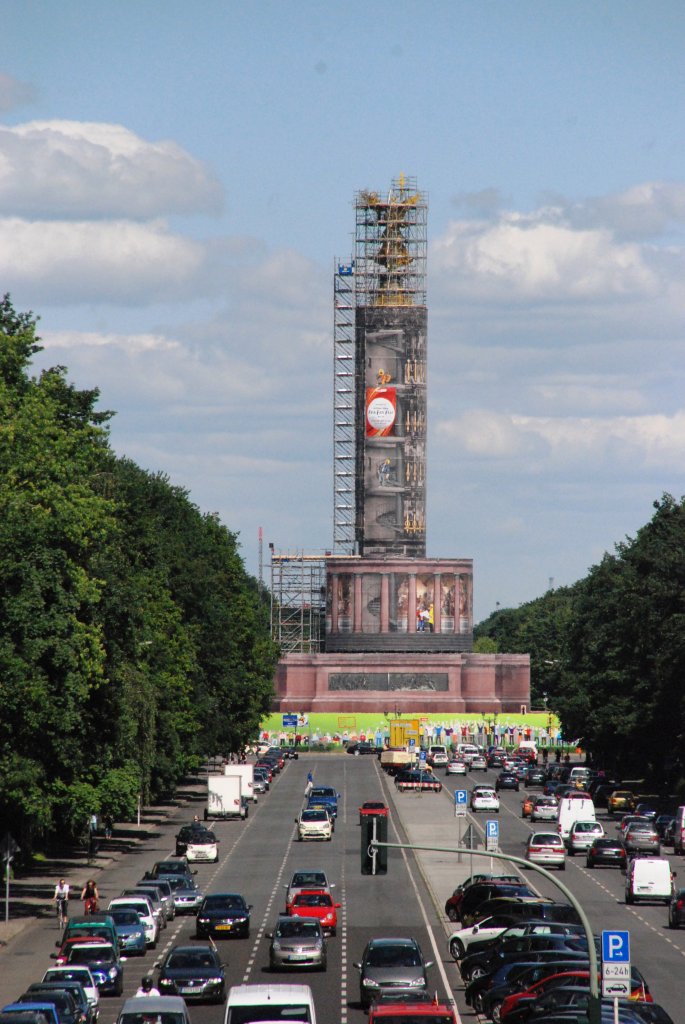 BERLIN, 16.06.2010, Blick vom S-Bahnhof Tiergarten zur Siegessule