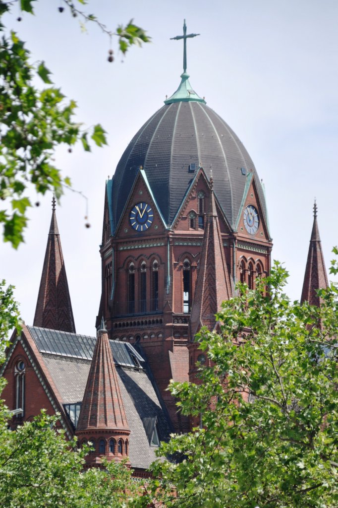 BERLIN, 26.05.2012, Blick von der Blcherstrae auf die Heilig-Kreuz-Kirche im Stadtteil Kreuzberg