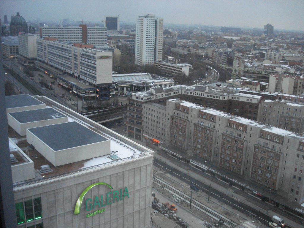 Berlin am 10.2.2007: Blick aus dem Hotel Park Inn am Alexanderplatz auf die Karl-Liebknecht-Str. um 9 Uhr