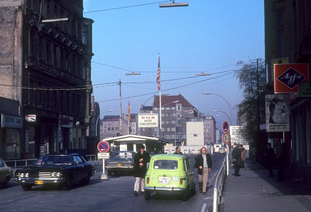 Berlin am 2. November 1973: Die bergangsstelle  Check-Point Charlie  in der Friedrichstrasse.