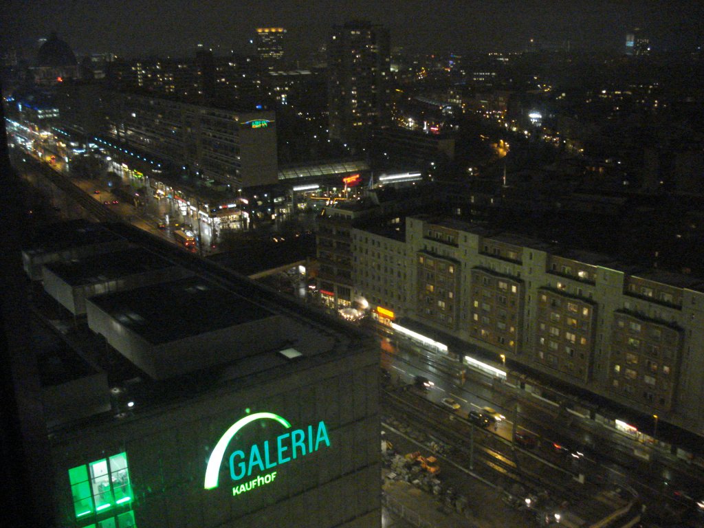 Berlin am 9.2.2007: Blick aus dem Hotel Park Inn am Alexanderplatz auf die Karl-Liebknecht-Str. um 19 Uhr