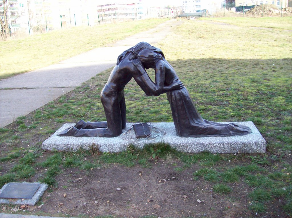 Berlin, Bernauer Strae, Skulptur 'Vershnung' an der Vershnungskapelle (17.02.2007)