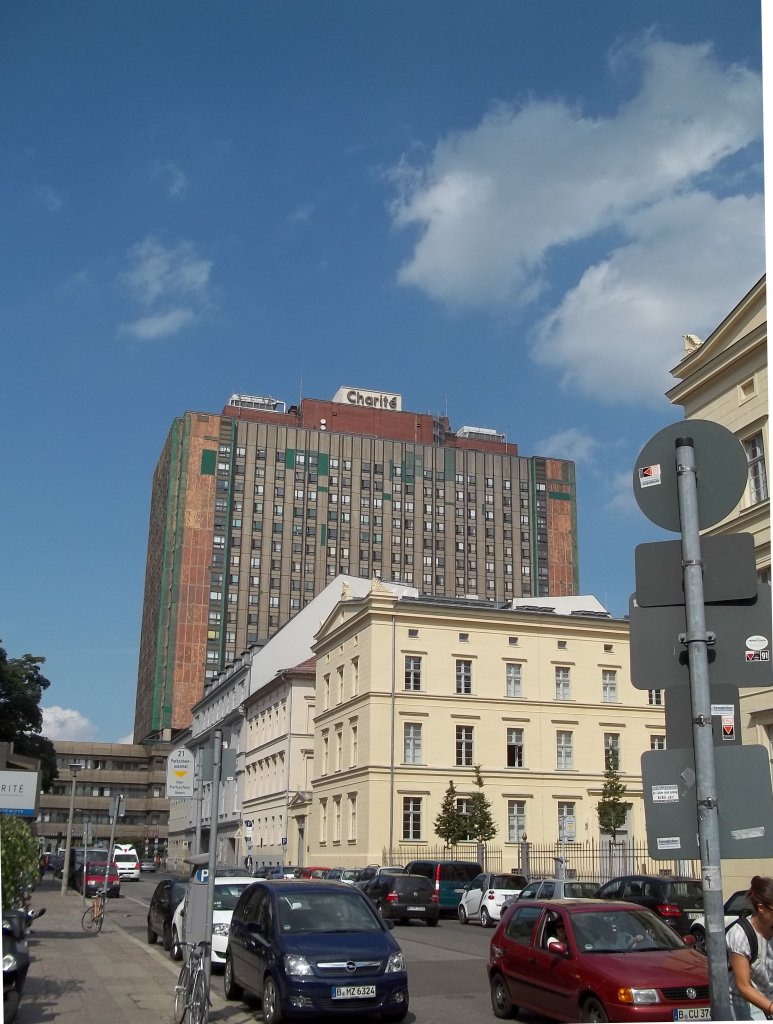 Berlin, Charit, Hochhaus, Blick von Sden aus der Luisenstrae (aufgenommen am 22.08.2012)