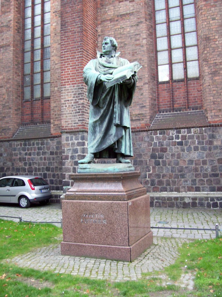 Berlin, Denkmal Martin Luther, begonnen von Paul Otto, vollendet 1895 von Robert Toberentz, Mittelteil der ursprnglich umfangreichen Denkmalanlage am Neuen Markt, seit 1989 an der Nordseite der St. Marienkirche  (06.10.2010)