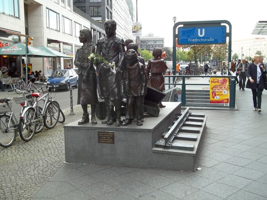 Berlin, Denkmal  Zge in das Leben - Zge in den Tod: 1938-1939 , von Frank Meisler, eingeweiht 30.11.2008, Georgenstrae, am Bahnhof  Friedrichstrae (aufgenommen am 21.09.2011)