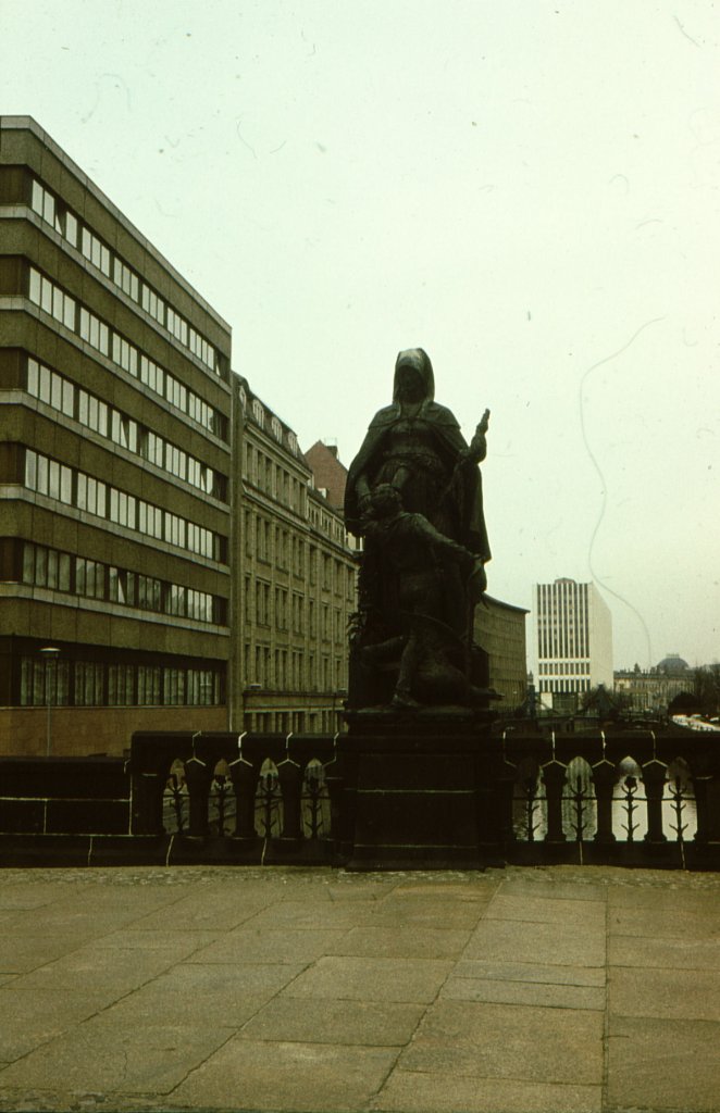 Berlin, Gertraudenbrcke mit Gertraudenstatue (1981)