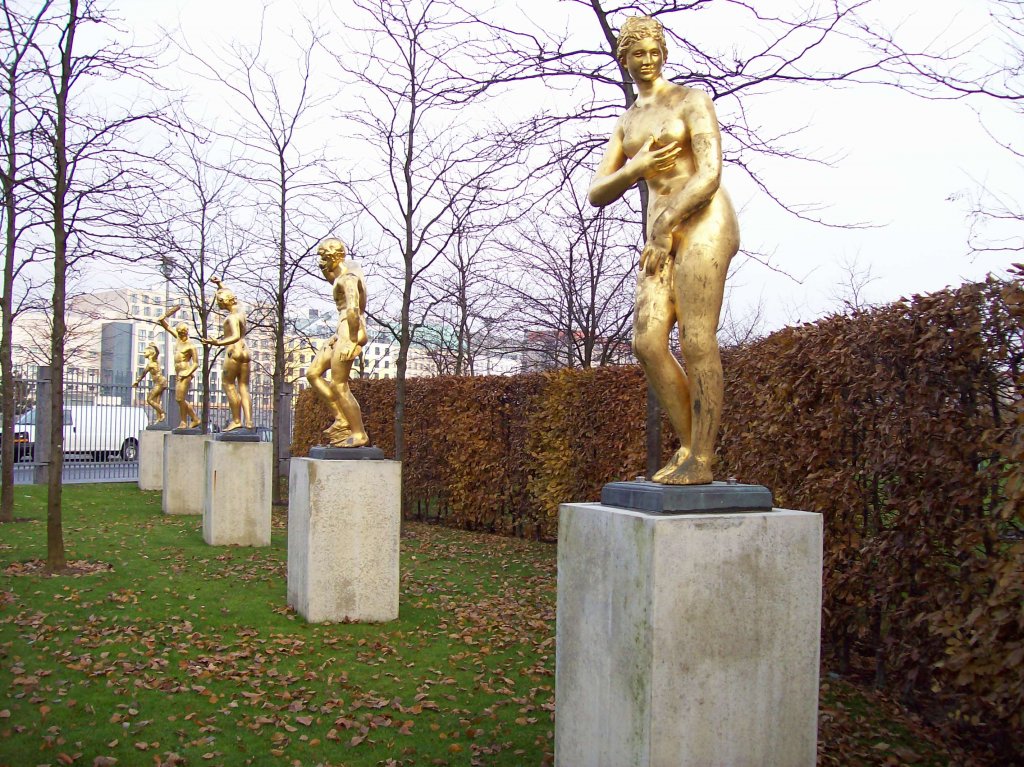 Berlin, Goldfiguren in den Ministergärten, Ebertstraße, Vertretung Niedersachsens (12.11.2009)