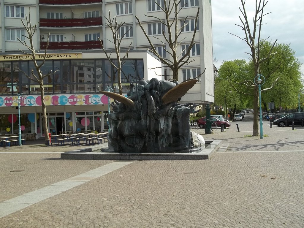 Berlin-Halensee, Henriettenplatz, Medusenbrunnen von A. und P. Poirier (aufgenommen am 16.04.2011) 