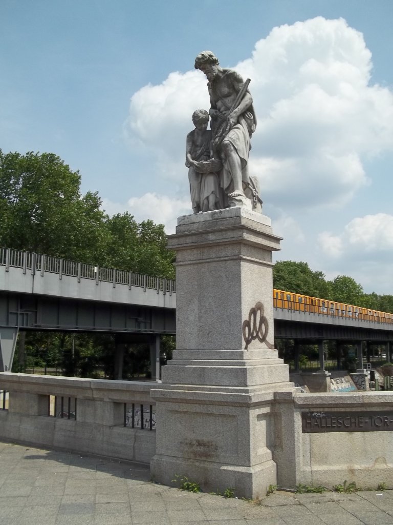 Berlin, Hallesche Tor-Brcke, Skulptur 'Fischfang' von Otto Moser (15.06.2011)