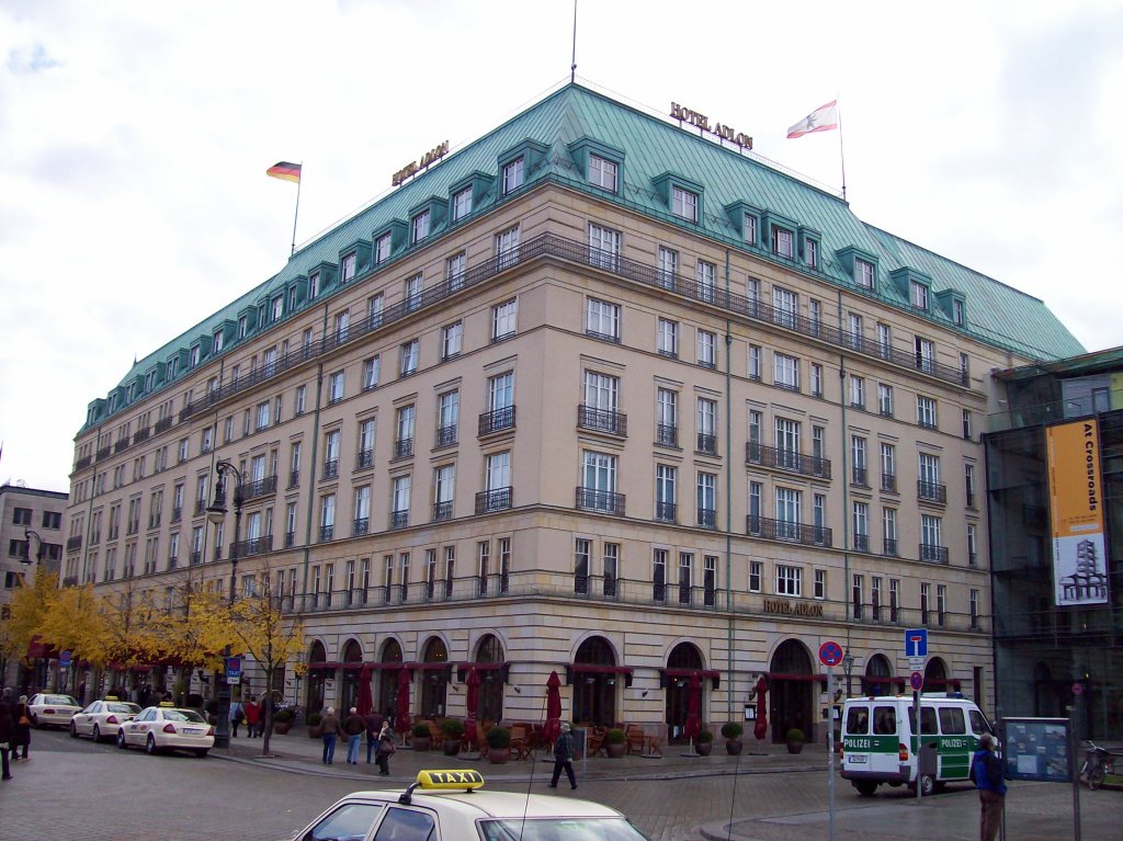 Berlin, Hotel Adlon am Pariser Platz, 1995-97 an Stelle des abgerissenen alten  Adlon  von 1907 errichtet (26.10.2009)