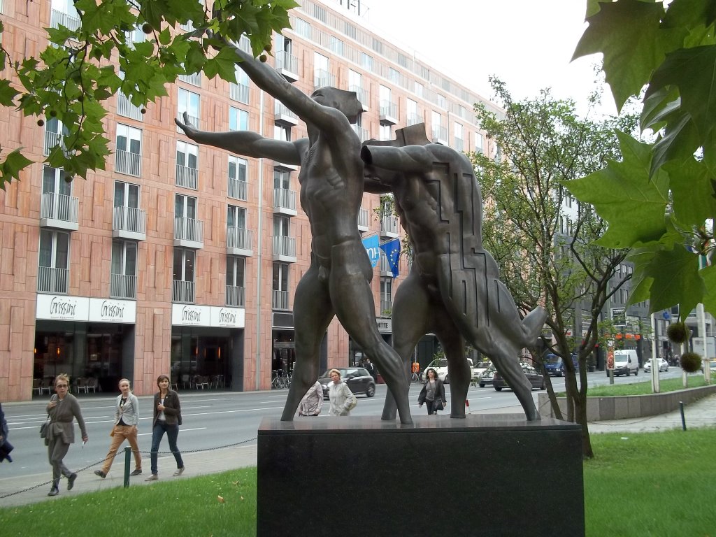 Berlin, Leipziger- Ecke Mauerstrae, Bulgarische Botschaft, Skulptur 'Mauern durchbrechen', 2006 von Georgi Tschapkanow (22.09.2011)