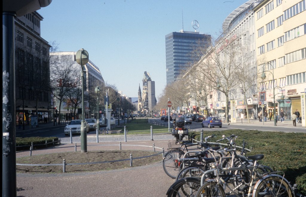 Berlin im März 2005: Tauentzienstrasse. Im Hintergrund die Kaiser-Wilhelm-Gedächtniskirche (Mitte) und das Europa-Center (rechts). Vorne links ein Teil vom KDW.