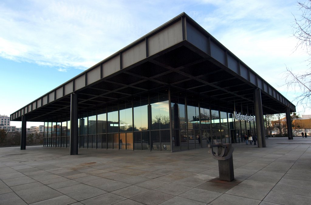 Berlin, Neue Nationalgalerie. Bau von Ludwig Mies van der Rohe. Aufgenommen Dezember 2009.