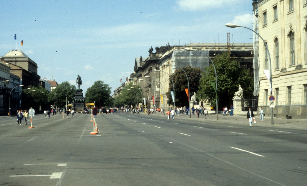 Berlin (Ost): Unter den Linden im Mai (am Pfingstsonntag) 1989.
