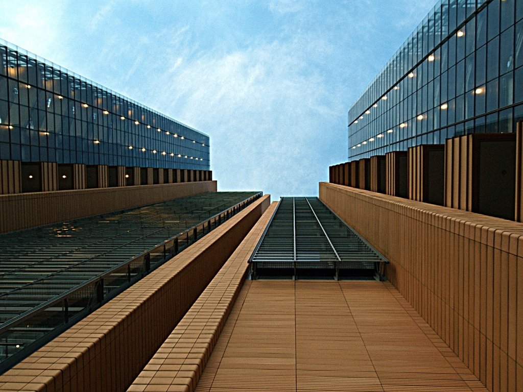 Berlin, Potsdamer Platz. Das debis-Haus. Die Aufnahme erforderte doppelte Konzentration, da sie von Trittplatten ber einen knstlichen Teich aus entstand. Aufgenommen Dezember 2009.