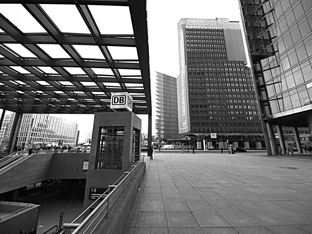 Berlin, Potsdamer Platz. Eingang des S-Bahnhofs und umliegende Gebude. Aufgenommen Dezember 2009.