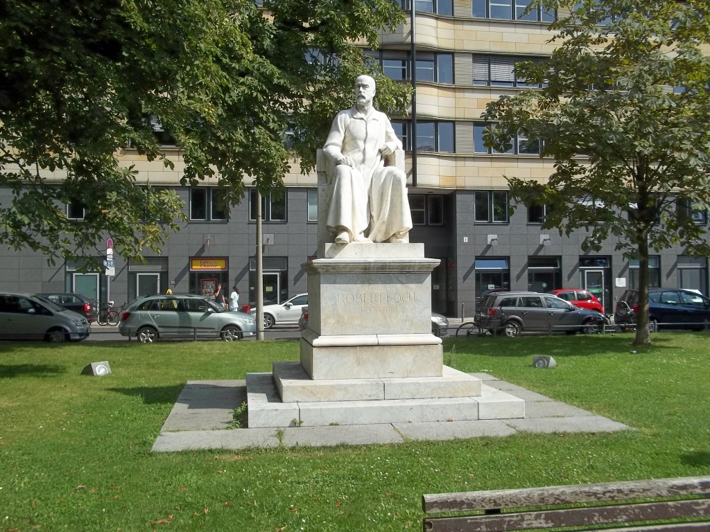 Berlin, Robert-Koch-Platz, Ostseite, Robert-Koch-Denkmal(aufgenommen am 22.08.2012)