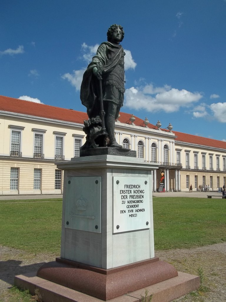 Berlin, Schloss Charlottenburg, Neuer Flgel, Standbild Friedrich I. von Andreas Schlter (aufgenommen am 13.08.2012)