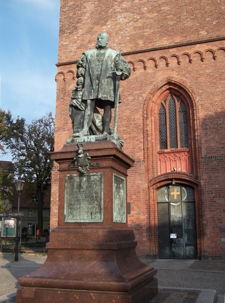 Berlin-Spandau, Bronzestandbild Kurfrst Joachim II., 1889 von Erdmann Encke, an der Westseite der St. Nikolaikirche (25.10.2011)