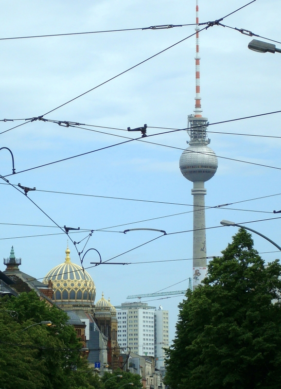 Berliner Sehenswrdigkeiten hinter Oberleitungsdraht: Synagoge und Fernsehturm, 15.5.2009