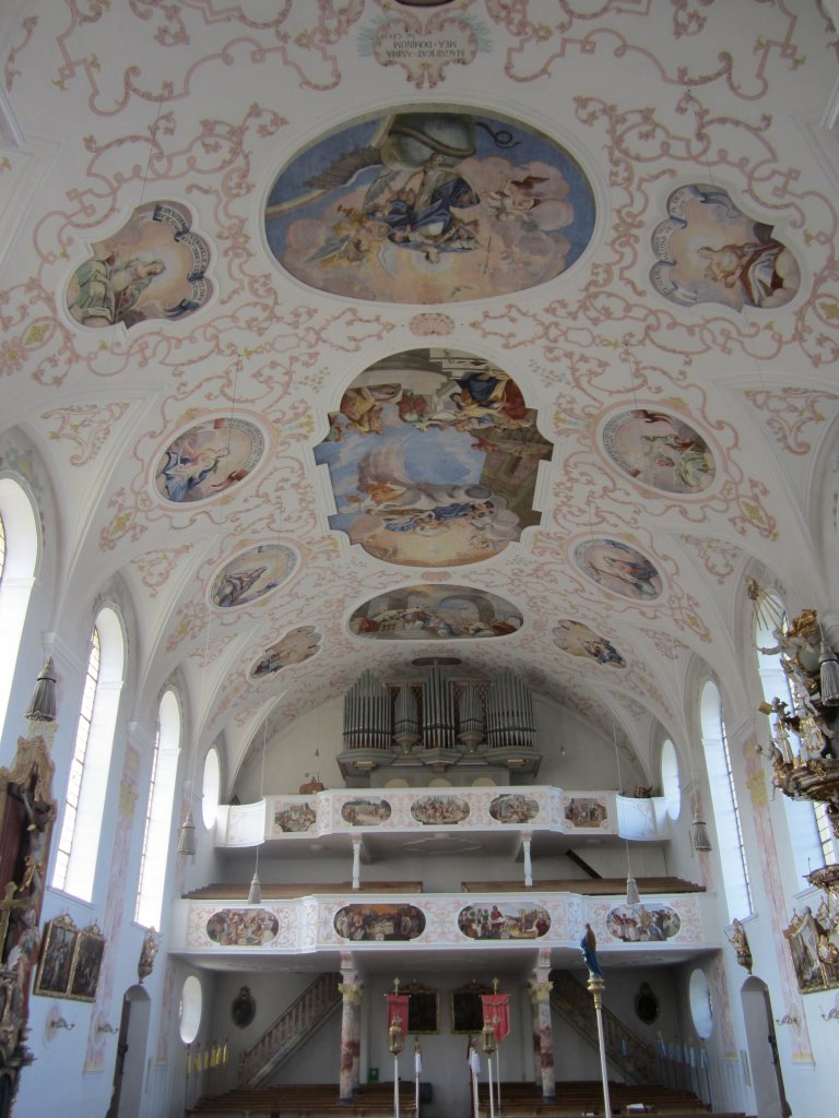 Bernbeuren, Langhaus und Orgelempore der St. Nikolaus Kirche, Stuck von Balthasar 
Suiter, Fresken von Johann Heel, Orgel der Fa. Hindelang von 1957 (03.10.2012)