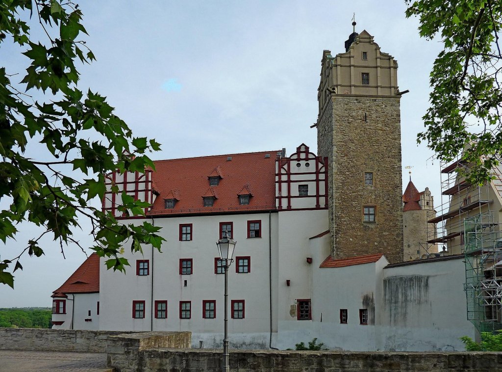 Bernburg, die Sdseite des Renaissanceschloes hoch ber der Saale, Mai 2012