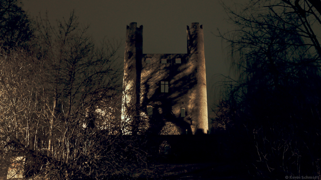 Besonders bei Nacht hinterlsst der  Hohe Schwarm  einen gespenstischen Eindruck. Die alte Turmburg wurde um 1300 durch die Grafen von Schwarzburg oberhalb der Saale erbaut und diente den jeweiligen Stadtherren bis ins 15. Jahrhundert hinein als Amtssitz. Im Laufe der Zeit bernahmen diese Funktion jedoch zunehmend innerstdtische Gebude, so dass die Burg schon whrend des 16. Jahrhunderts zur Ruine verfiel. Ihre endgltige Gestalt erlangte die heutige Ruine wohl durch den Teilabriss zur Gewinnung von Baumaterial ab Mitte des 16. Jahrhunderts. Heute ist nur noch die zur Saale zeigende Fassade mit zwei Ecktrmen erhalten. (28.12.2011)