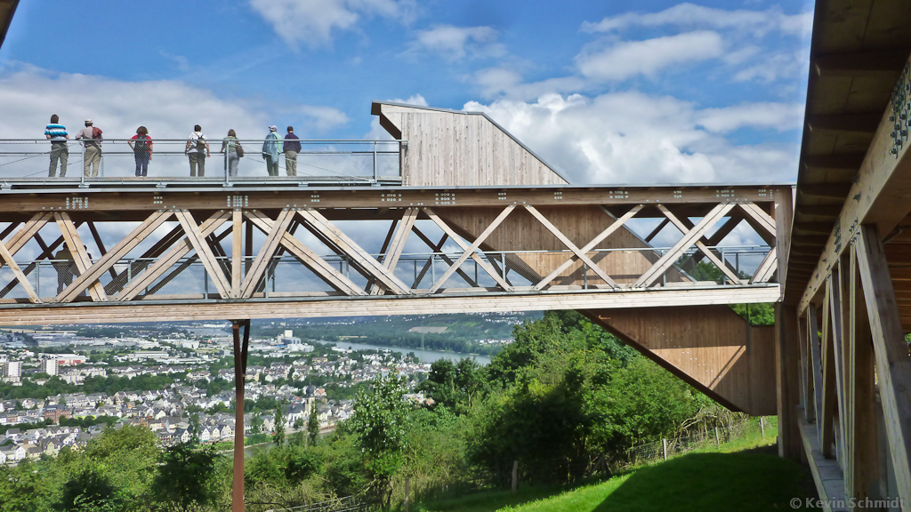 Besucher des Koblenzer BUGA-Gelndes genieen den Blick von der hlzernen Aussichtsplattform ber die Stadt. (22.07.2012)