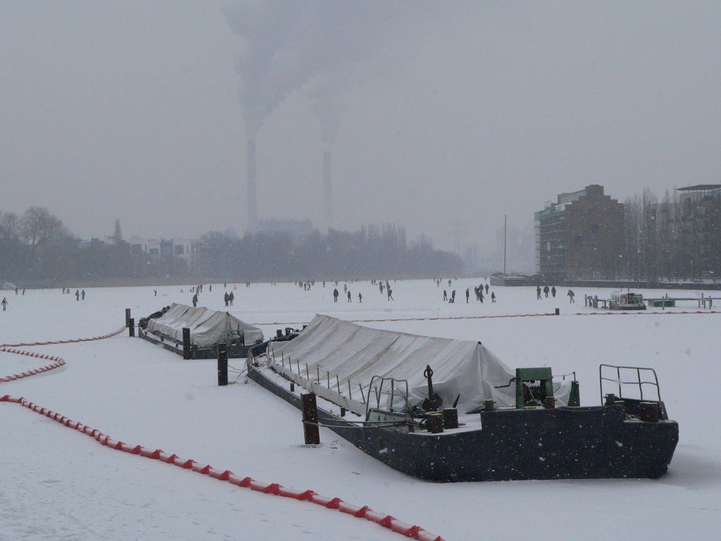 Betreten der Eisflchen in Berlin Rummelsburg - nach mehreren Tagen tiefer Temperaturen wohl kein Problem. Dennoch rt die Berliner Polizei ab, da man nie wissen kann, welchen Durchmesser die Eisflchen haben. 5.2.2012