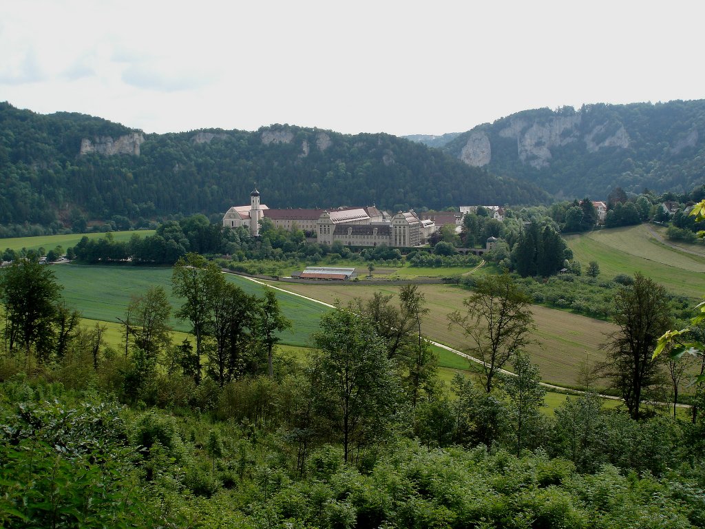 Beuron an der Oberen Donau, Blick auf die Erzabtei St.Martin zu Beuron, die Geschichte des Klosters geht zurck auf das Jahr 1077, Juni 2005