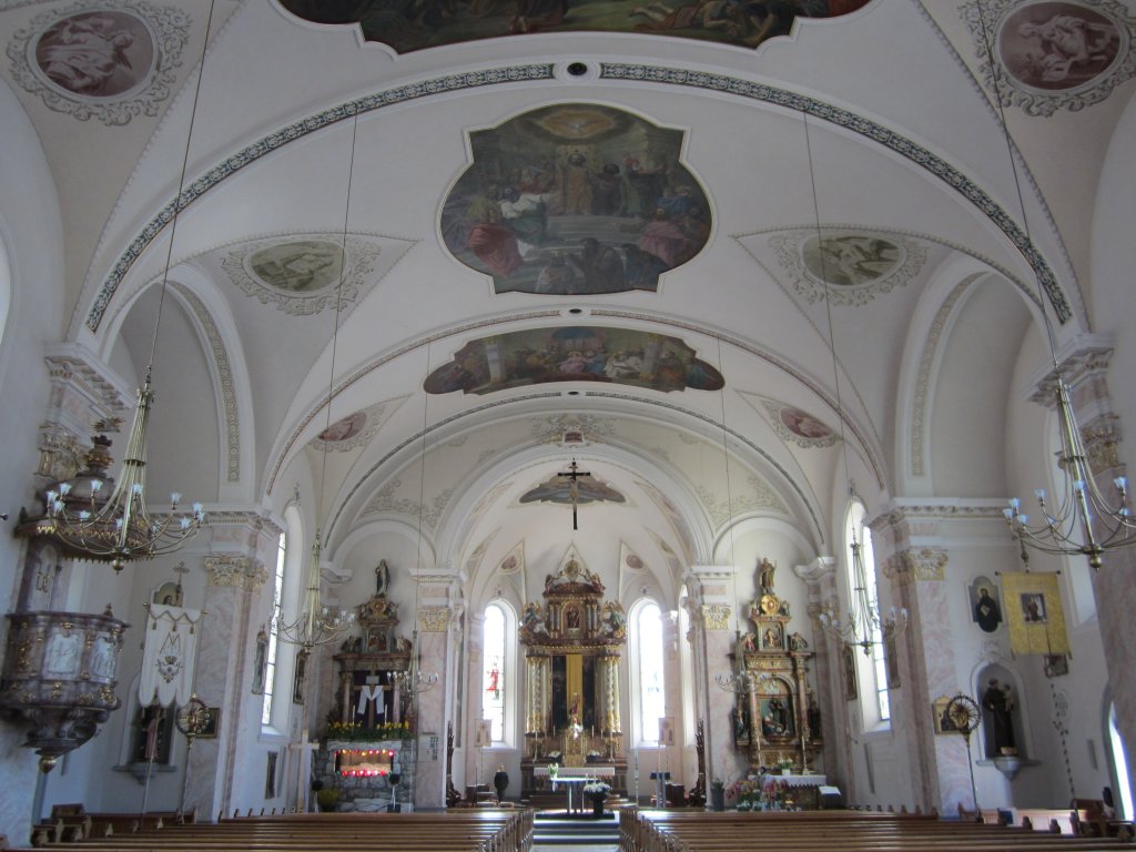 Bezau, Altre und Kanzel der St. Jodok Kirche, Gemlde von Ludwig Gltzle und Anton Marte, Hochaltar aus dem 17. Jahrhundert (14.04.2013)