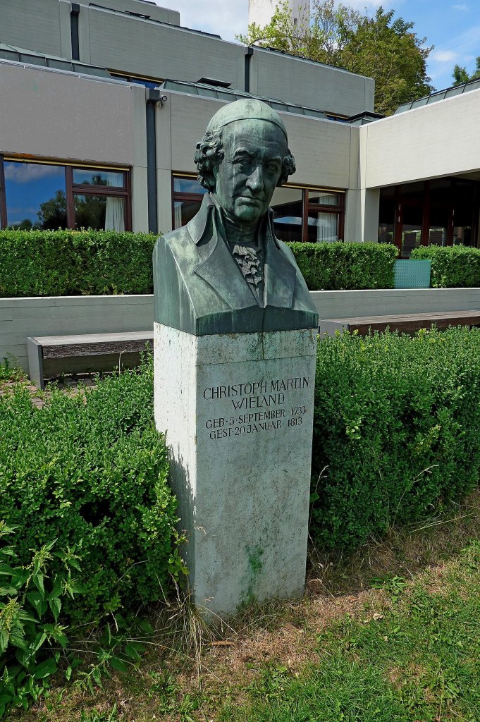 Biberach, Denkmal fr den Dichter Ch.M.Wieland, der hier lebte, Aug.2012