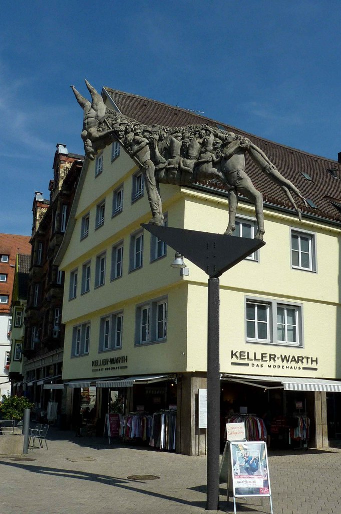 Biberach, das Kunstwerk auf dem Marktplatz,  Des Esels Schatten , Aug.2012