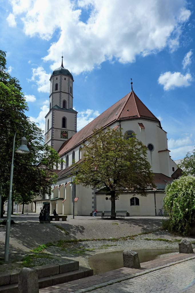 Biberach, die Stadtpfarrkirche St.Martin, 1320-70 im gotischen Stil erbaut, der Turm stammt von 1584, die dreischiffige Basilika zhlt zu den ltesten Simultankirchen in Deutschland, Aug.2012