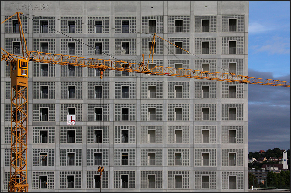 Bibliothek 21 in Stuttgart. Das Bauwerk findet in der Stuttgarter Bevlkerung aufgrund seiner Beton-/Glasbausteinfassade nur wenig Gegenliebe. Innen wird es sicherlich rumlich sehr interessant 02.10.2010 (Matthias)
