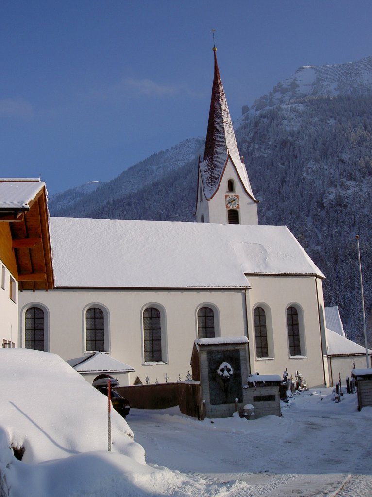 Bichlbach, St. Lorenz Kirche, schlichter Barockbau, erbaut von 1733 bis 1736, gotischer Nordturm von 1394 (01.04.2013)