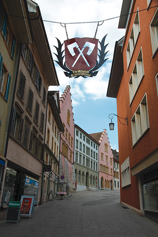 Biel/Bienne, Altstadt-Eingang mit Bieler Wappen. Burggasse fhrt in die Burg (grsserer Platz) hinauf. Auffallende Treppengiebel-Bauten: links Theater, als Zeughaus erbaut 1589-91, sptere Umgstaltung. Hinten rechts Rathaus, 1530-34, sptgotische Platzfassade. Aufnahme vom 27. April 2010, 17:10