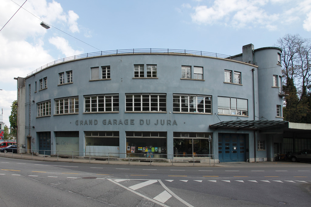 Biel/Bienne, Grand Garage du Jura, 1928-29 erbaut von Eduard Schmid. Eleganter Flachdachbau des Neuen Bauens ber segmentfrmigem Grundriss. Befensterung entsprechend ehem. Nutzung fr Werkstatt, Bros und Wohnungen. 27. April 2010, 15:40