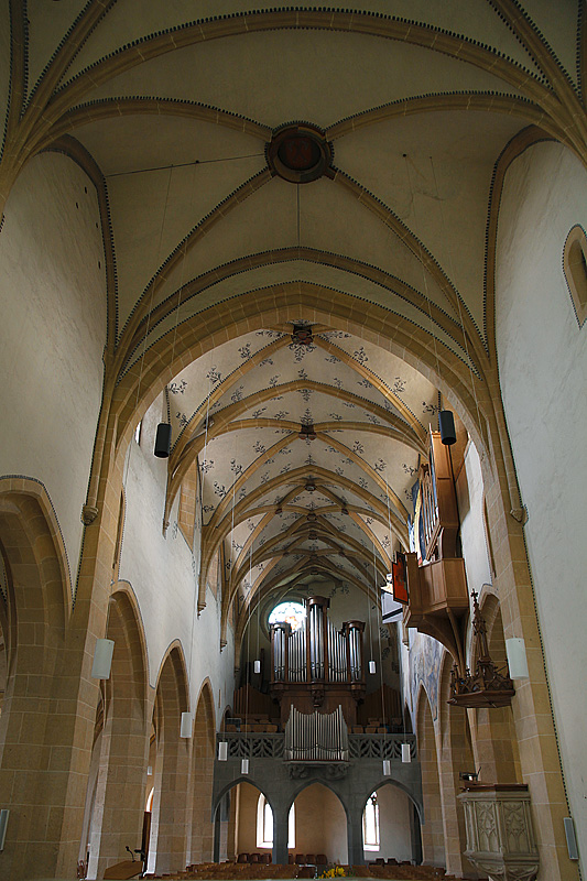 Biel/Bienne, ref. Stadtkirche, ehemals St. Benedikt. Sptgotische Pfeilerbasilika, zum grssten Teil erbaut unter Meister Wenzlin, ab 1451. Sptere Vernderungen, Wiederherstellung im 20. Jh. Blick vom Chor in Richtung Mittelschiff und Orgelempore nach Sdwesten, 27. April 2010, 16:31