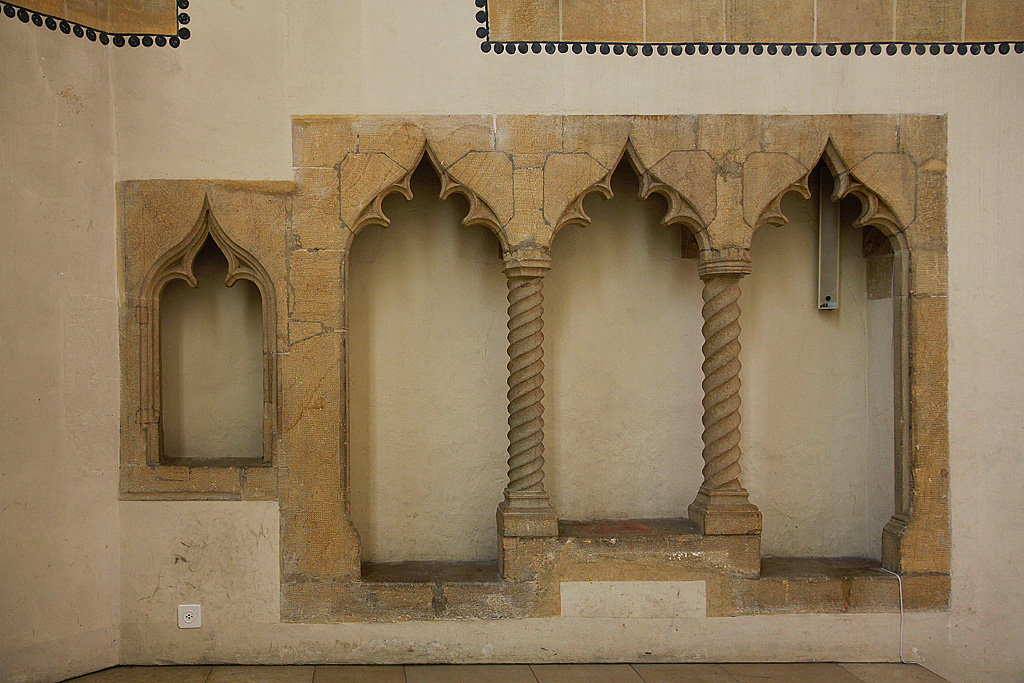 Biel/Bienne, ref. Stadtkirche, ehemals St. Benedikt. Priesterdreisitz mit Lavabo in der Sdwand des Chors aus der Bauzeit von 1451-70. Wieder freigelegt 1909-11. Spiralige Sulchen tragen mit Nasen besetzte Kielbogen. 27. April 2010, 16:28